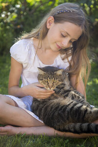 Mädchen mit Katze im Garten - SARF03391