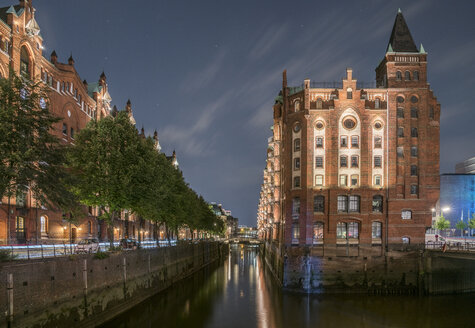 Deutschland, Hamburg, Speicherstadt am Abend - PVCF01101