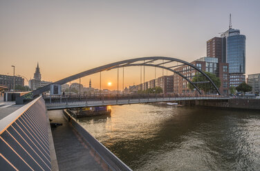 Deutschland, Hamburg, Niederbaumbrücke am Morgen - PVCF01106
