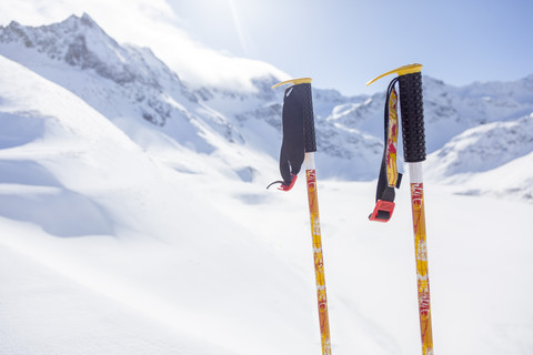 Österreich, Kühtai, Skistöcke vor Berglandschaft im Winter, lizenzfreies Stockfoto