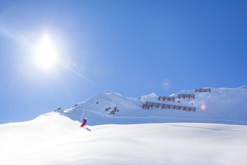 Österreich, Bludenz, Skifahrer im Tiefschnee - MMAF00167