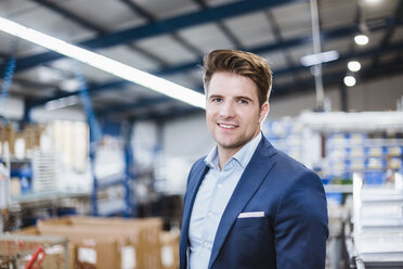 Porträt eines jungen Managers in der Fabrikhalle - DIGF02985