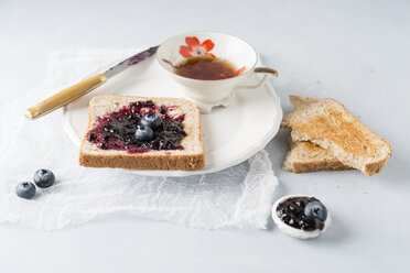 Toast mit Blaubeermarmelade und einer Tasse Tee - MYF01978