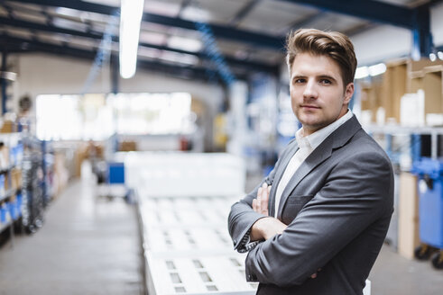 Junger Manager stehend in der Werkstatt, Porträt - DIGF03038