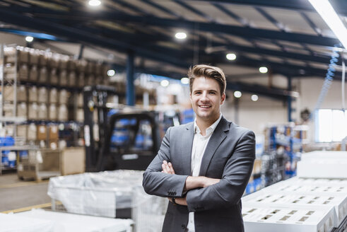 Junger Manager stehend in der Werkstatt, Porträt - DIGF03039