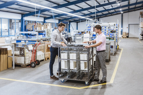 Employees in shop floor checking product quality - DIGF03055