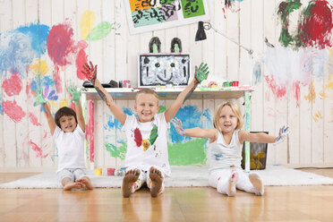 Three girls painting office with finger paint - DRF01729