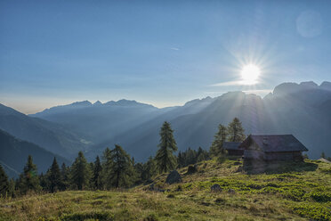 Italien, Trentino, Rendena-Tal, Brenta-Gebirge bei Sonnenaufgang - LOMF00644