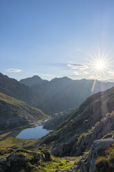 Italien, Trentino, Rendena-Tal, Cornisello-See und Brenta-Bergkette bei Sonnenaufgang - LOMF00648