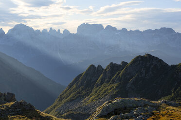 Italien, Trentino, Rendena-Tal, Brenta-Gebirge bei Sonnenaufgang - LOMF00649