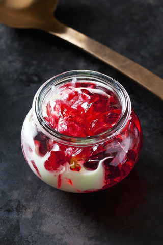 Rote Grütze im Glas mit Vanillesoße, lizenzfreies Stockfoto