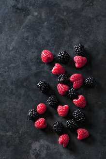 Brombeeren und Himbeeren auf dunklem Hintergrund - CSF28406