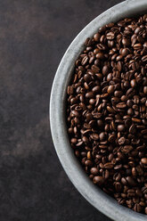 Frisch geröstete Kaffeebohnen in einer Schale - CSF28409