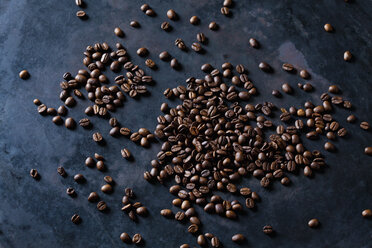 Frisch geröstete Kaffeebohnen auf dunklem Hintergrund - CSF28412