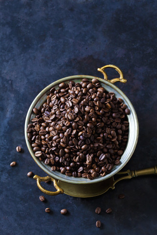 Frisch geröstete Kaffeebohnen in einer Schale, lizenzfreies Stockfoto