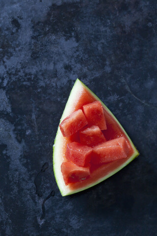 In Scheiben geschnittene Wassermelone auf dunklem Hintergrund, lizenzfreies Stockfoto