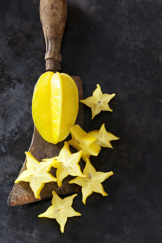 Aufgeschnittene Sternfrucht auf einem alten Hackbeil, lizenzfreies Stockfoto