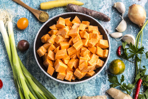 Zutaten für Süßkartoffelsuppe mit Karotten, Tomaten, Lauch, Knoblauch, Petersilie und Kümmel - SARF03394