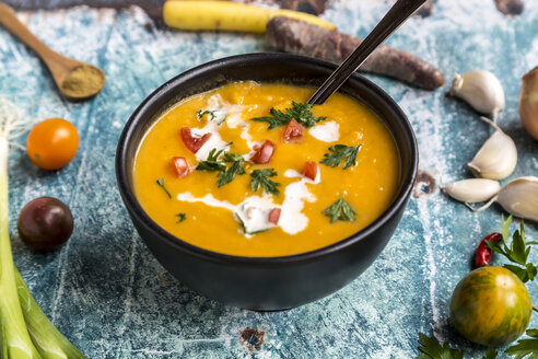 Süßkartoffelsuppe mit Karotten, Tomaten, Lauch, Knoblauch, Petersilie und Kümmel - SARF03397