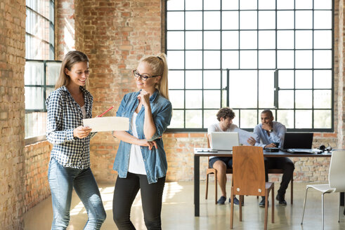 Junge Geschäftsleute im Büro bei der Vorbereitung der Gründung eines Start-up-Unternehmens - SPCF00188