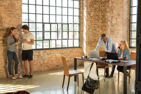 Junge Geschäftsleute im Büro bei der Vorbereitung der Gründung eines Start-up-Unternehmens - SPCF00192