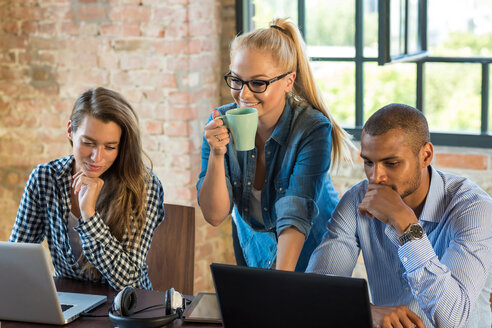 Junge Geschäftsleute im Büro bei der Vorbereitung der Gründung eines Start-up-Unternehmens - SPCF00193