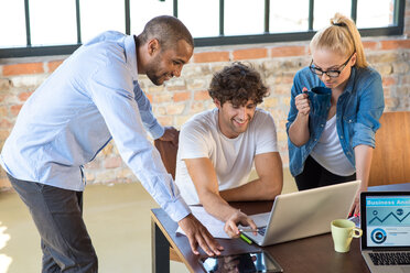 Junge Berufstätige arbeiten in einem Start-up-Unternehmen zusammen und entwickeln einen Geschäftsplan - SPCF00195