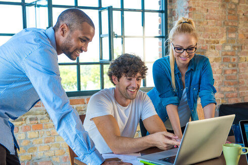 Junge Geschäftsleute im Büro bei der Vorbereitung der Gründung eines Start-up-Unternehmens - SPCF00197