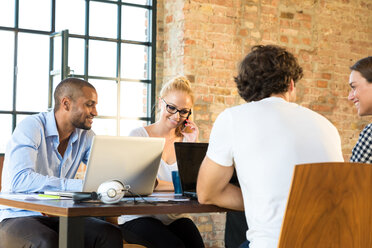 Junge Geschäftsleute im Büro bei der Vorbereitung der Gründung eines Start-up-Unternehmens - SPCF00199