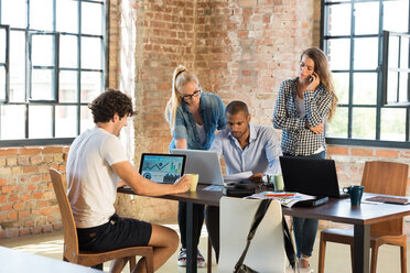 Junge Geschäftsleute im Büro bei der Vorbereitung der Gründung eines Start-up-Unternehmens - SPCF00235