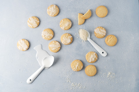 Kekse mit Zuckerguss und Kokosraspeln, lizenzfreies Stockfoto