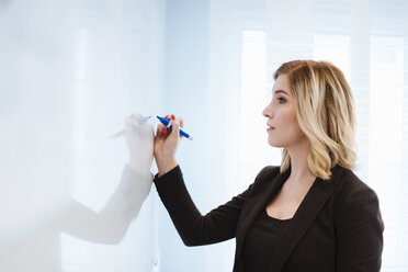 Businesswoman at whiteboard in office - DIGF03081