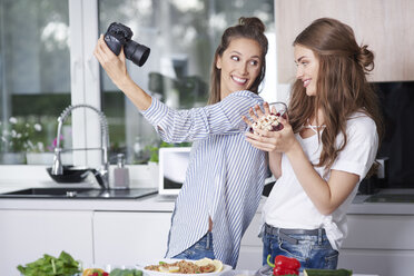 Food-Blogger machen Selfie mit Digitalkamera - ABIF00042