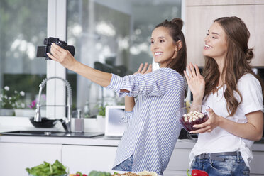 Food-Blogger begrüßen ihre Zuschauer in der Küche - ABIF00043