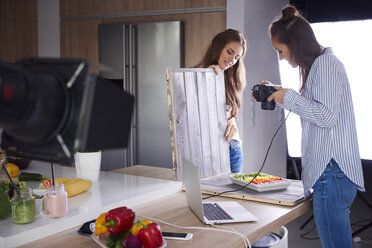 Bloggers photographing food in kitchen - ABIF00058