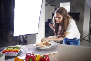 Bloggerin arrangiert Essen für ein Foto - ABIF00060