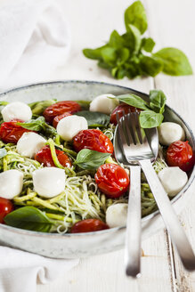 Zoodles Caprese, spiralized zucchini, glass noodles, pesto, plum tomatoe, mozarella balls - SBDF03345