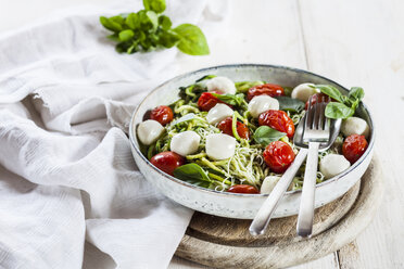 Zoodles Caprese, spiralisierte Zucchini, Glasnudeln, Pesto, Pflaumentomaten, Mozarellakugeln - SBDF03347