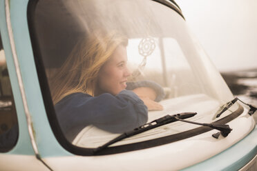 Spanien, Teneriffa, junge Frau sitzt im Lieferwagen und schaut aus der Windschutzscheibe - SIPF01826