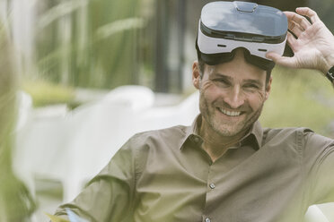 Portrait of smiling man with Virtual Reality Glasses - UUF12107