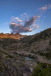 Italien, Trentino, Rendena Tal, Cima Cornisello und Cornisello See bei Sonnenaufgang - LOMF00656