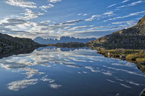 Italien, Trentino, Rendena-Tal, Nerosee und Brenta-Gebirge bei Sonnenaufgang, lizenzfreies Stockfoto
