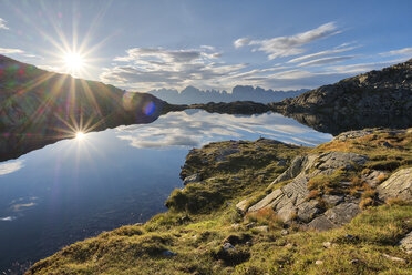 Italien, Trentino, Rendena-Tal, Nerosee und Brenta-Gebirge bei Sonnenaufgang - LOMF00659