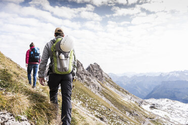 Deutschland, Bayern, Oberstdorf, zwei Wanderer in alpiner Kulisse - UUF12117