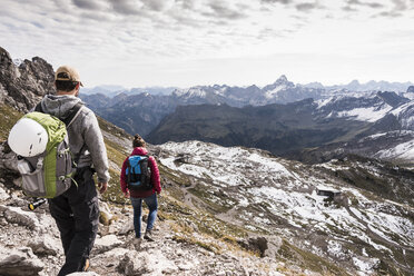 Deutschland, Bayern, Oberstdorf, zwei Wanderer in alpiner Kulisse - UUF12118