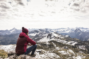 Germany, Bavaria, Oberstdorf, hiker sitting in alpine scenery - UUF12126