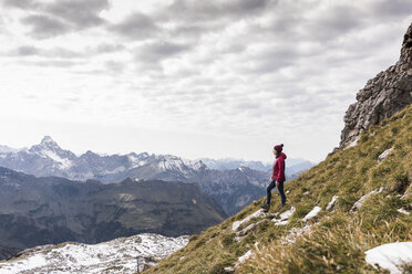 Deutschland, Bayern, Oberstdorf, Wanderer in alpiner Kulisse - UUF12128