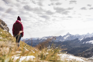 Deutschland, Bayern, Oberstdorf, Wanderer in alpiner Kulisse - UUF12129