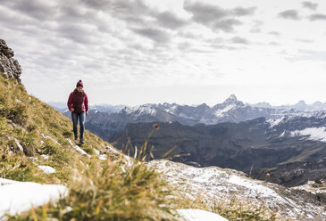 Deutschland, Bayern, Oberstdorf, Wanderer in alpiner Kulisse - UUF12130