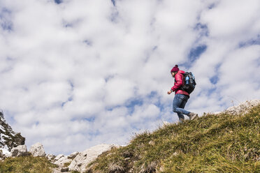 Deutschland, Bayern, Oberstdorf, Wanderer beim Wandern in den Bergen - UUF12135